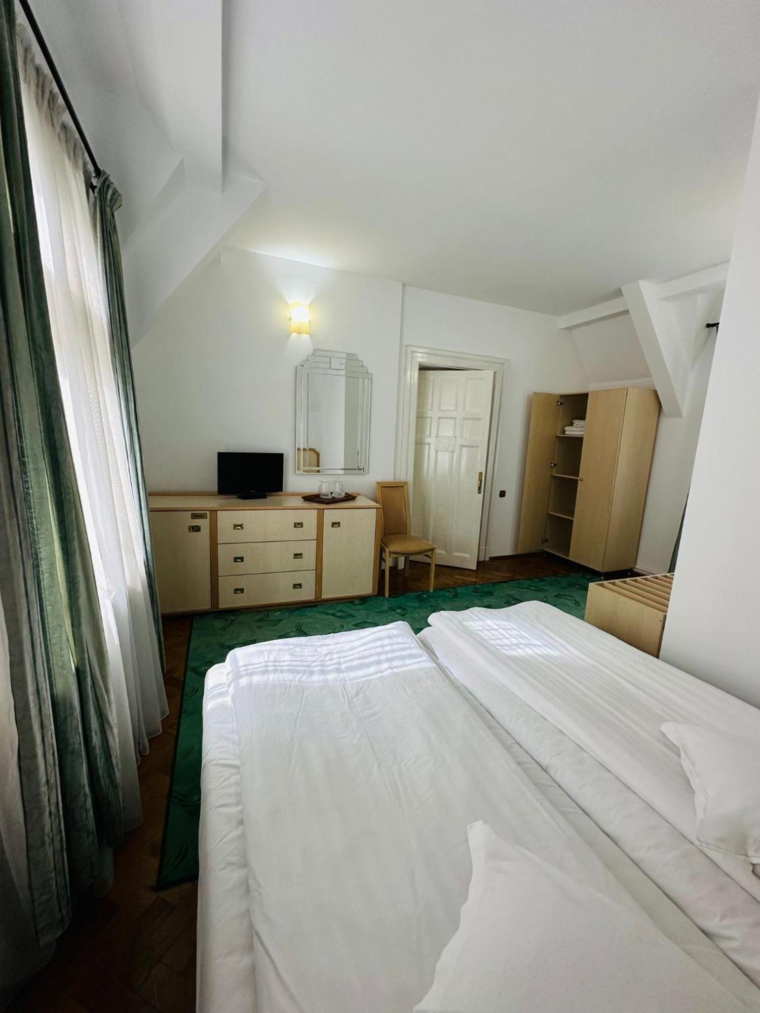 Rapsodia Sinaia Bed & Breakfast Exterior photo